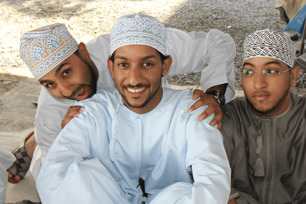 Bei individuellen Oman Reisen begegnet man weltoffenen jungen Omanis